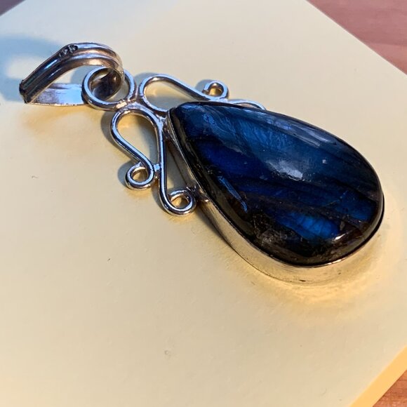 New Listing: Labradorite & Silver Neck Pendant - Picture 3 of 9